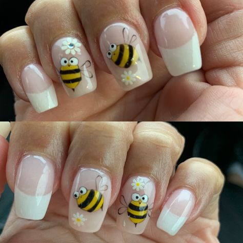 Nail Art With Bees, Nail Designs With Bees, Bumble Bee Nail Art Ideas, Honeybee Nail Design, Nails With Bee Design, Bee On Nails, Bee Nail Art Designs, Bumblebee Nail Designs, Bumblebee Nail Art