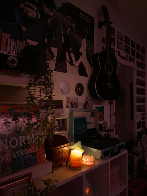 Rory Gilmore Style Room, Doentown Girl Arsthetic, Rory Gilmore Inspired Room, Twilight Core Room, Rory Gilmore Aesthetic Room, Twilight Aesthetic Bedroom, Cozy Downtown Bedroom, City Aesthetic Room, Rory Gilmore Bedroom Aesthetic