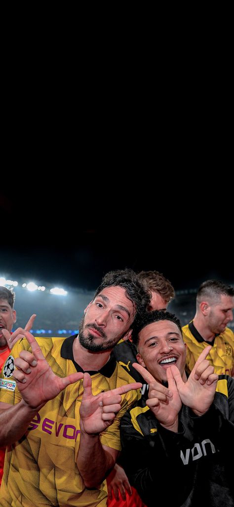 #borussiadortmund #bvb #psg #ucl #semifinal #championsleague #wembley #paris #wallpapers Football Celebration Wallpaper, Happy Footballers, Footballers Celebrating, Footballers Wallpapers, Sancho Wallpaper, Soccer Wallpaper Iphone, Cool Football Wallpapers, Wallpaper Futbol, Wallpapers Football