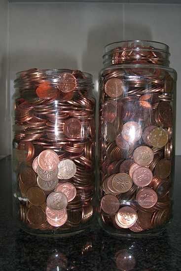 Penny Designs, 25 DIY Ideas for Home Decorating with Majestic Copper Glow Pennies Crafts, Penny Decor, Diy Ideas For Home, Penny Jar, Penny Crafts, Silver Christmas Tree Decorations, Coin Crafts, Money Saving Jar, Guest Room Design