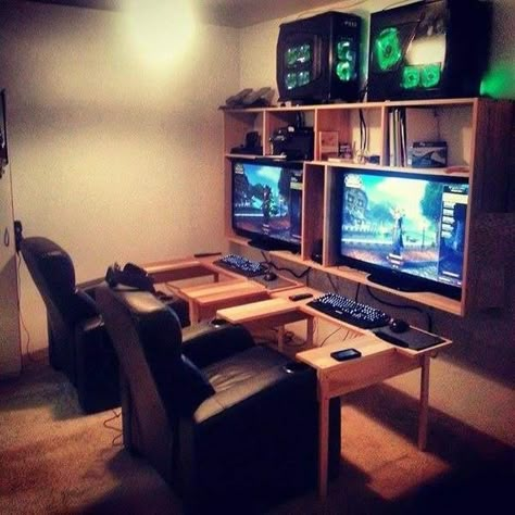 If I had this and a girlfriend, I may never see daylight again - Imgur Sala Nerd, Basement Entertainment, Room Gaming, Nerd Room, Battle Station, Pc Gaming Setup, Video Game Rooms, Setup Ideas, Computer Room