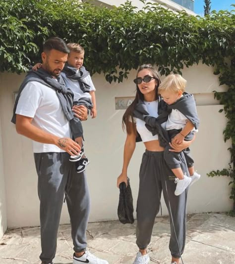 Couple With Baby, Couple Fits, Dream Family, Amazing Artwork, Future Mom, Future Lifestyle, Children's Fashion, Mommy Life, Family Fashion