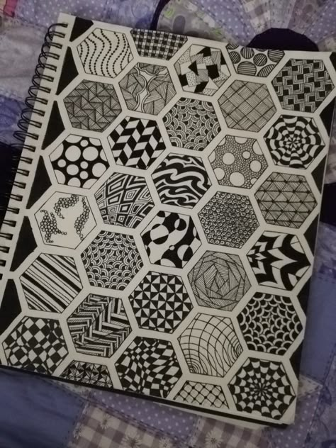 Doodle Art Designs Aesthetic, Hexagon Drawing Ideas, Dark Zentangle Patterns, Doodle Art Patterns Ideas Drawings, Trippy Sharpie Art, Pattern Art Ideas, Geometric Zentangle Patterns, Hexagon Sketch, Zentangle Lesson Plan