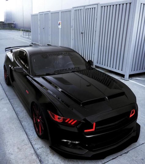 Bad-ass Ford Mustang Siyah Mustang, Xe Bugatti, Mobil Mustang, Tmax Yamaha, Ford Mustang Car, Auto Design, Top Luxury Cars, Lux Cars, Black Panthers