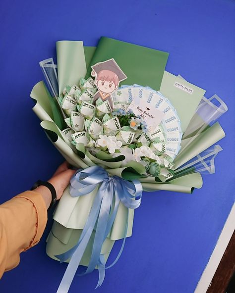 Money Bouquet __ Info pemesanan teman² bisa langsung DM Instagram : @rcreative18 WA(Only Chat): 087734104614 __ #fyp #buketcianjurkota #buketboneka #buketuang #buketbunga #buketwisuda #graduationbouquet #bouquet #buketwisudacianjur #wisuda #cianjur #buketcianjur#semuaorang Bucket Money, Bouquet Money Flower, Chocolate Flowers Bouquet, Homemade Gift Baskets, Retail Architecture, Money Flowers, Money Bouquet, Flower Bouquet Diy, Chocolate Flowers