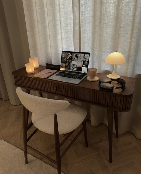 Small Desk Setup Ideas, Bridal Abaya, Laptop Setup, Wellness Room, Interior Design Per La Casa, Apartment Decor Inspiration, Home Office Setup, Apartment Inspiration, Home Design Decor