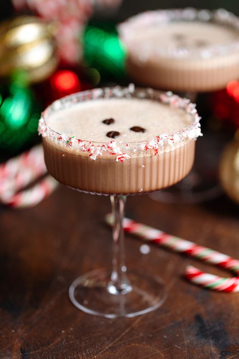 This Chocolate Peppermint Espresso Martini tastes like a boozy peppermint mocha and it's the perfect Christmas cocktail for Christmas eve or any holiday party and get-together. It's easy to make, cream, boozy, and so good! Made with Bailey's and homemade peppermint syrup, and chocolate syrup. Peppermint Espresso Martini, Bruschetta With Mozzarella, Peppermint Cocktail, Baileys Cocktails, Peppermint Martini, Christmas Martini, Peppermint Syrup, Leftover Cranberry Sauce, Tomato Bruschetta