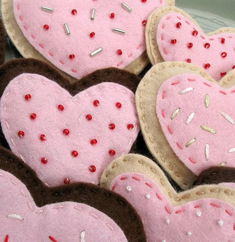 Felt valentine cookie (Hazelnutgirl) Hand Sewn Hearts, Felt Bakery, Cookie Donut, Felt Valentine, Felt Cookies, Pinterest Valentines, Roses Valentine, Valentine Cookie, Felt Craft Projects