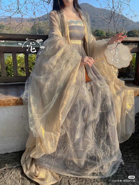 Traditional Dresses Chinese, Hanfu Dress Aesthetic, Hanfu Dress Traditional, Japanese Traditional Outfit, Japanese Traditional Fashion, Japanese Dress Traditional, Aesthetic Hanfu, Hanfu Wedding Dress, Hanbok Aesthetic