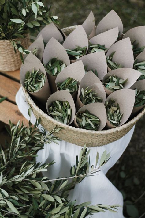 Confetti Ideas For Wedding, Ideas Para Decorar Bodas, Confetti Ideas, Eco Friendly Confetti, Olive Green Weddings, Leaf Confetti, Olive Wedding, Eco Wedding, Sustainable Wedding