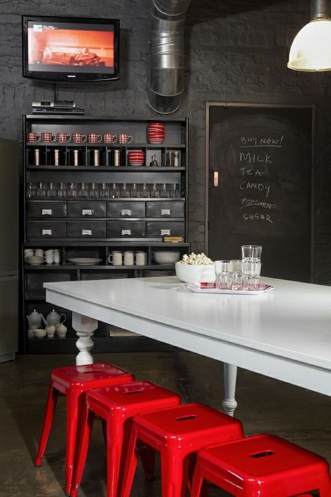 Blue And Red Kitchen, Home Decor Masculine, Industrial Dining Room Decor, Smart Decor Ideas, Black Brick Wall, Masculine Interior, Dining Room Industrial, Black Home Decor, Industrial Dining