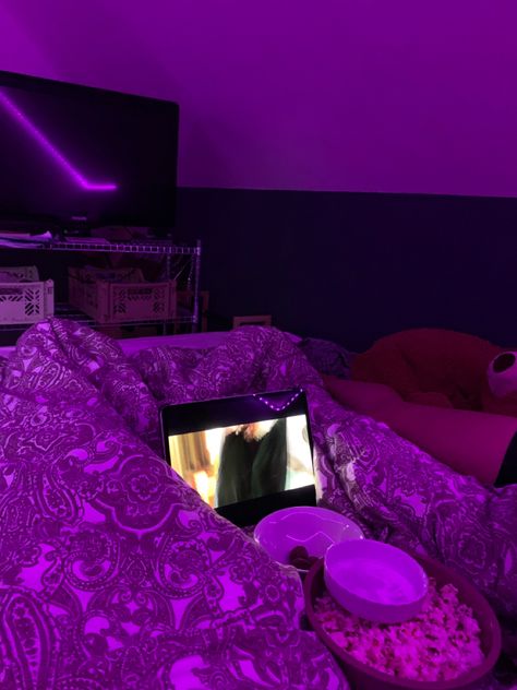 Aesthetic movie night sleepover with friends 🫶🏼✈️🌺🫐🌃🎞 Online Movie Night With Friends, Cosy Movie Night Aesthetic, Hanging With Friends Snap, Movie Night With Bestie, Sleepover Aesthetic Night, Sleep Over Aesthetic, Aesthetic Movie Night, Movie Night Sleepover, Ideas Sleepover