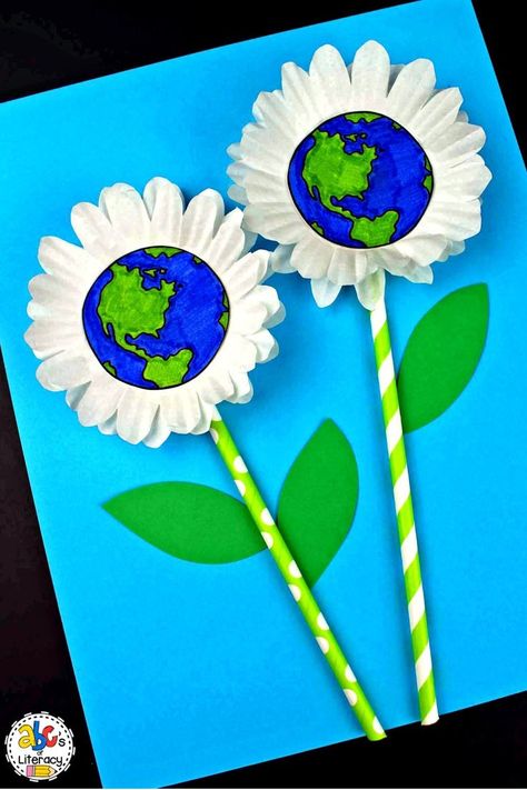 Are you looking for a creative project for your students create on Earth Day? This Earth Day Flower Craft is not only easy to make and unique but it’s the perfect time to remind your kindergartners, first graders, and second graders how important it is that we take care of our planet. This flower craft is also a fun way for your early elementary students to celebrate the first day of Spring. Click on the picture to learn more about this classroom craft? #earthdaycraft #flowercraft #springcraft Earth Day Craft, Earth Week, Earth Craft, Earth Day Projects, April Crafts, Recycled Crafts Kids, Earth Day Crafts, Earth Day Activities, Spring Activities