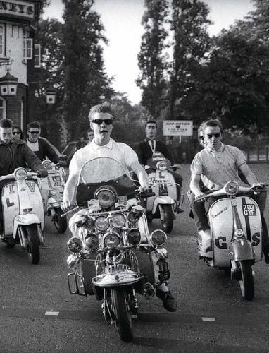 Here come the Mods! 60s Fashion Trends, Mod Scooter, Mod Look, Lambretta Scooter, Mod 60s, Vespa Lambretta, Vespa Vintage, Swinging Sixties, Vespa Scooters