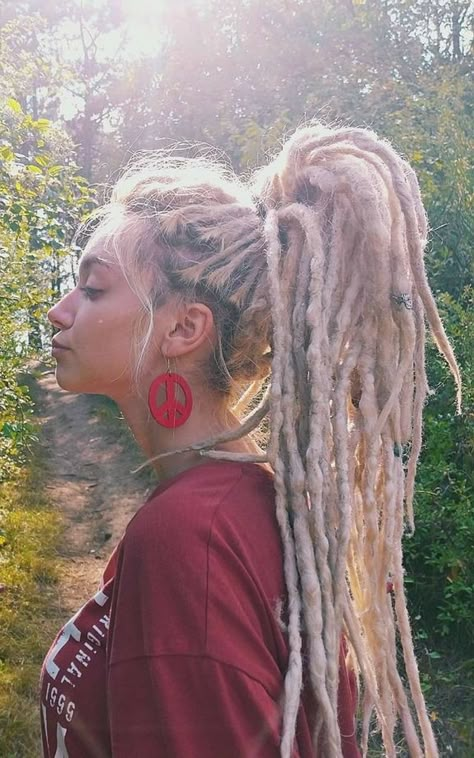 White Girl Dreads, Short Haircut Tutorial, Pretty Dreads, Short Haircut For Women, Skirts Design, Hippie Dreads, Blonde Dreadlocks, Haircut For Women, Blonde Dreads