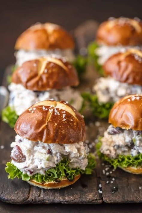 Summer Bridal Shower Food, Food Ideas Chicken, Sliders Healthy, Chicken Salad Sliders, Healthy Chicken Salad Sandwich, Bridal Shower Food Ideas, Shower Food Ideas, Chicken Salad Sandwich Recipe, Chicken Salads