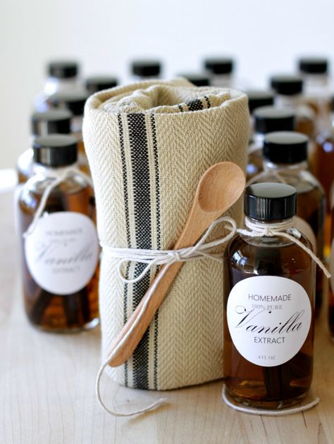 Vanilla Extract Packaging, Homemade Vanilla Extract Gift Ideas, Vanilla Extract Gift Ideas, Homemade Vanilla Extract Gift Basket, Homemade Baked Goods Gift Basket, Homemade Vanilla Gift, Homemade Vanilla Extract Gift, Homemade Vanilla Labels, Vanilla Extract Gift