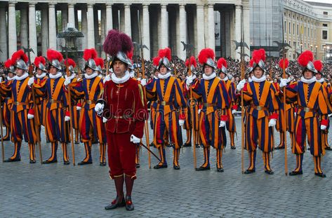 Italian Police, Swiss Guard, Travel Advisor, Swiss Military, Roman Catholic Church, Medieval History, Vatican City, Military Uniform, Roman Catholic