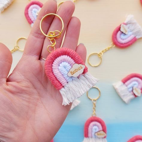 Souvenirs For Birthday, Clay Keychain, Rainbow Macrame, Baby Blessing, Baby Room Inspiration, Mini Macrame, Macrame Patterns Tutorials, Keychain Design, Macrame Decor