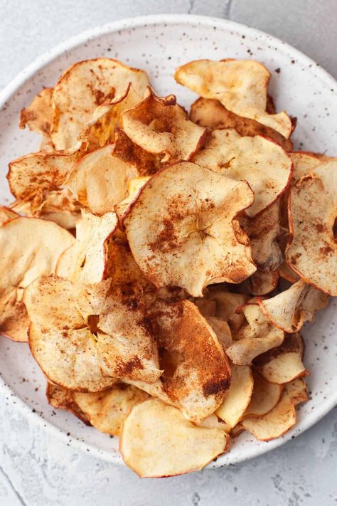 Homemade Apple Chips are an easy, healthy snack that's ready in minutes! Made with fresh apple slices, spiced with cinnamon and nutmeg, then air-fried with coconut oil to crisp perfection, they're perfect for after-school snacks or lunch boxes! | air fryer apple chips healthy recipes | air fryer apple chips recipe | homemade apple chips air fryer recipe | how to make apple chips in air fryer | baked apple chips air fryer Air Fryer Apple Chips, Homemade Apple Chips, Chips In The Air Fryer, Baked Apple Chips, Cinnamon Apple Chips Baked, Apple Chips Recipe, Easy Baked Apples, Cinnamon Apple Chips, Apple Chips Baked