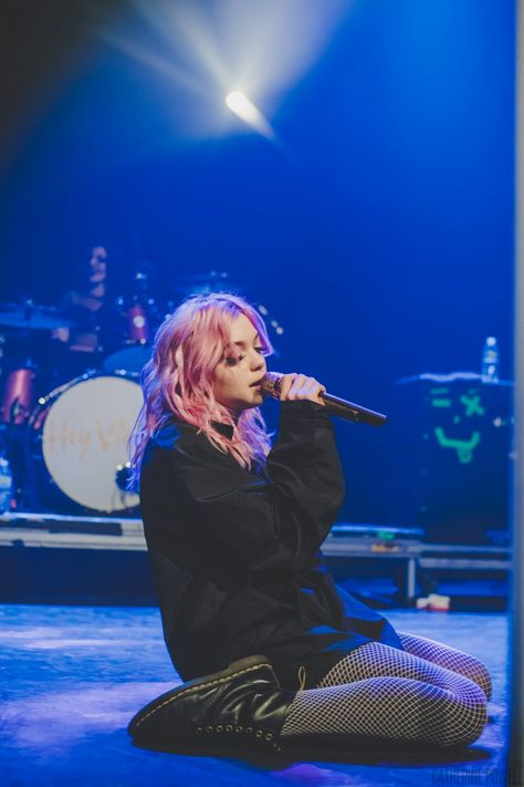 ig @duafeelengs Hey Violet Aesthetic, Singing Pictures, Singing Pose Reference, Singing Pose, Bard Aesthetic, Rena Lovelis, Concert Singer, Band Au, 2000s Punk