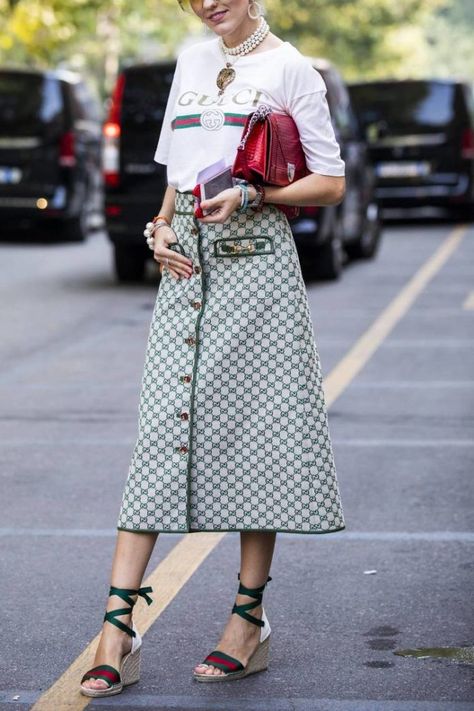 Gucci Gucci Skirt Outfit, Midi Skirt With Sneakers, Skirts With Sneakers, Chick Outfit, Gucci Outfit, Gucci Skirt, Gucci Spring, Gucci Style, Gucci Outfits