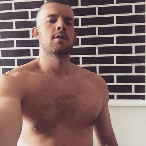 Friday night @talkart follows ;) Russel Tovey, Russell Tovey, High Skin Fade, Andy Cohen, Smart Auto, R Movie, Self Conscious, Muscular Men, Muscle Men