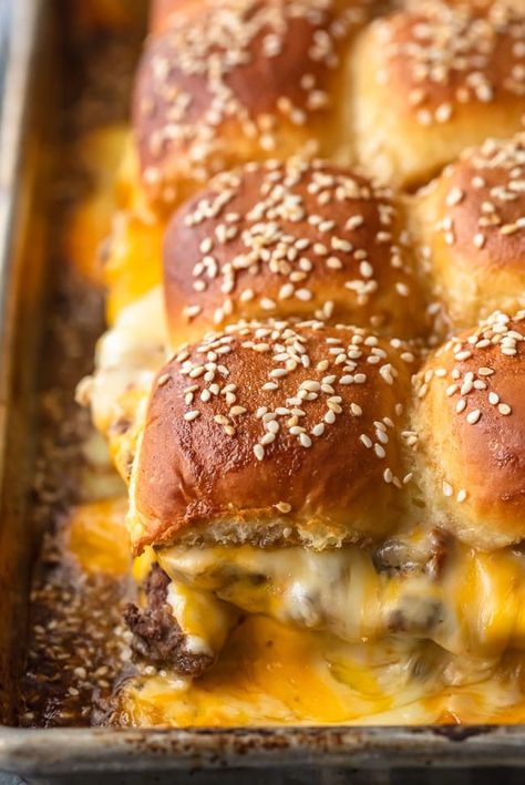 cheeseburger sliders new years eve appetizers Sliders Recipes Hamburger, Baked Cheeseburger, Baked Sliders, Turkey Gravy Recipe Easy, Sliders Easy, Sliders Recipes Hawaiian Rolls, Baked Burgers, Slider Recipe, Slider Sandwiches