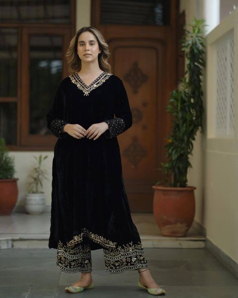 Sunanda Sharma Looks And Outfits - K4 Fashion Salwars Design, Velvet Designer Dresses, Pakistan Suit, Indian Asthetics, Sunanda Sharma, Panjabi Suit, Velvet Suit Design, Indian Dress Up, Punjabi Singer