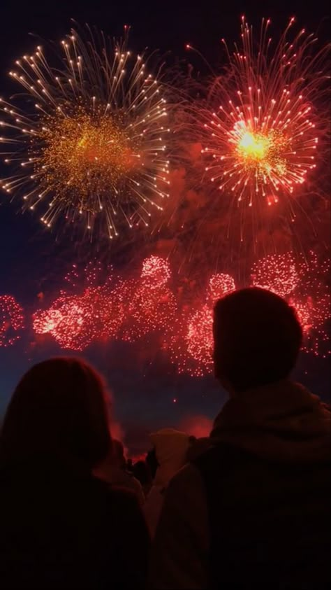 Couples Fireworks Pictures, Cute Couple Pics Under Fireworks, Couple Watching Fireworks Aesthetic, Couple Fireworks Aesthetic Video, Wedding Photos With Fireworks, New Year's Kiss, Instagram Feed Planner, Cute Funny Pics, Summer Romance