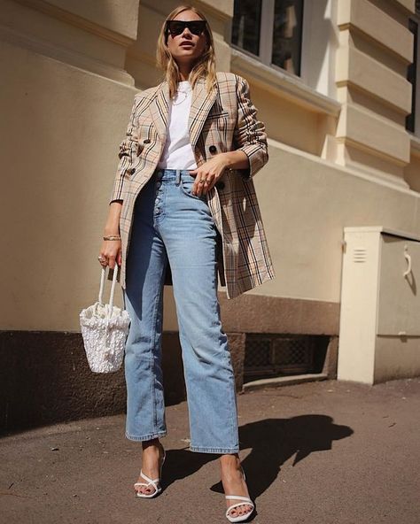 The New Sandal Style Everyone Is Wearing With Jeans Mango Advertisement, White Sandals Outfit, How To Wear Blazers, Elegant Classy Outfits, Style Parisienne, Sandals Outfit, Corporate Outfits, Trending Sandals, Mode Casual