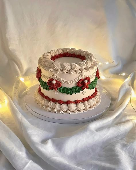 Christmas Cake Traditional, Vintage Christmas Cake Designs, Christmas Themed Cake Ideas, Christmas 2 Tier Cake, Vintage Christmas Cake Decorations, Red Christmas Cake Ideas, Christmas Cakes Aesthetic, Christmas Cake Vintage, Pretty Christmas Cake