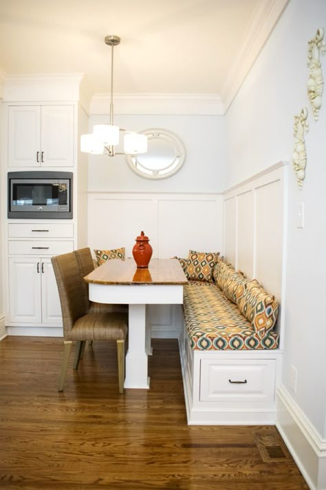 Kitchen Seating Corner, Fixed Seating Kitchen, Built In Dining Room Seating Corner, Built In Booth Seating, Built In Booth Kitchen, Kitchen With Built In Seating, Built In Banquette Seating Kitchen, Kitchen Couch Seating, Banquet Seating Kitchen