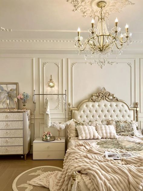 Aesthetic Princess Bedroom, Room Inspo Antique, Fancy Vintage Bedroom, French Interior Design Parisian Style Bedroom, Old Money Room Inspo Bedroom, Dainty Bedroom Aesthetic, Fancy Room Ideas, Bridgerton Bedroom Aesthetic, Bedroom Ideas Princess