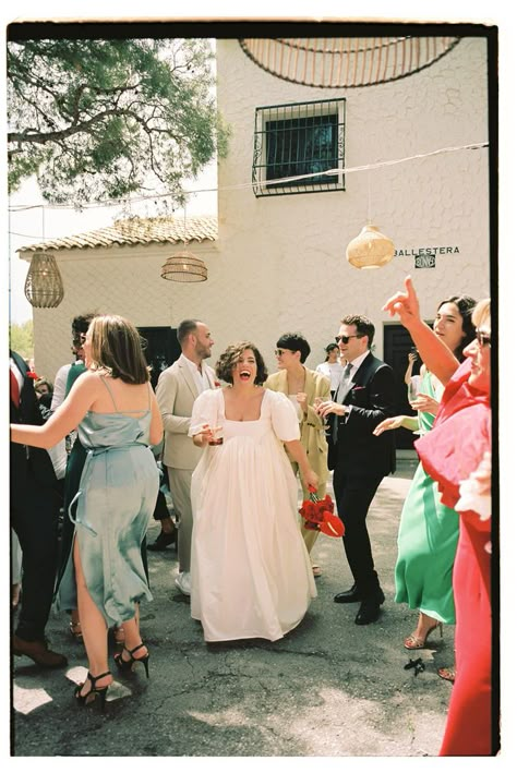 Real Wedding | Rocio + Javier Photos Of Wedding Guests, Nontraditional Wedding Photography, Eclectic Mediterranean, Wedding Photographer Outfit, Attire Guide, Casual Bride, Photographer Outfit, Italian Coast, Cottage Wedding