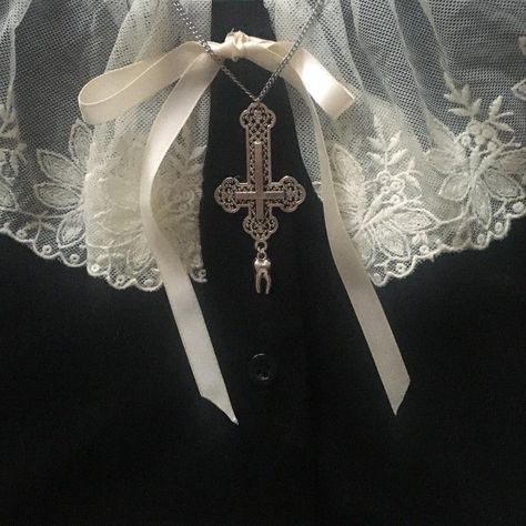 Southern Gothic, Gothic Aesthetic, A Cross, Gothic Lolita, Halle, Dark Aesthetic, Sake, White Lace, Veil