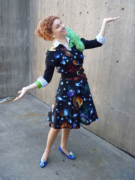 Ms Frizzle Costume, Literary Costumes, Mrs Frizzle, Best Costume Ever, Miss Frizzle, 90s Halloween Costumes, Ms Frizzle, Book Character Costumes, Book Week Costume