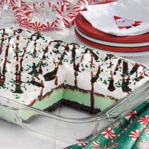 A perfect Christmas party dessert. Cream Desserts Recipes, Christmas Desserts Party, Mint Ice Cream, Brownie Desserts, Dessert Party, Cream Desserts, Good Eat, Cheesecake Bars, Party Desserts