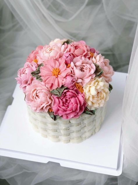 Peony Birthday Cake, Bouquet Of Flowers Cake, Floral Cake Birthday, Flower Basket Cake, Flower Cake Design, Bouquet Cake, Cake Decorating Flowers, Cake Bouquet, Buttercream Flower Cake