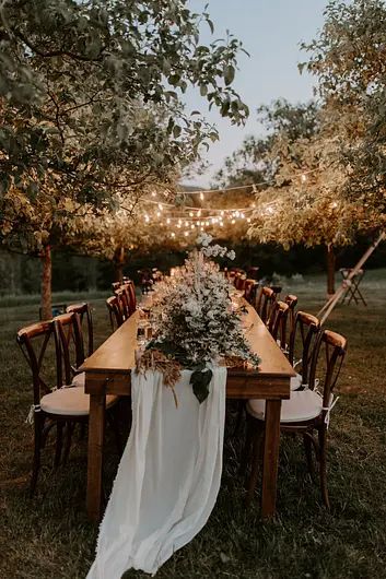 Backyard Southern Wedding, Wedding Small Intimate, Wedding Lunch Decoration, Vermont Backyard Wedding, Large Wedding Table Layout, Intimate Micro Wedding Ideas, Summer Cottage Wedding, Small Cottage Wedding Ideas, Intimate Cottage Wedding