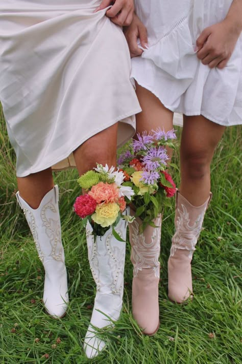 Cowgirl Pics Aesthetic, Cowgirl Boot Senior Pictures, Cowgirl Boots Flowers, Flowers In Boots Photography, Country Hoco, Cowgirl Boots Aesthetic, Happy Photoshoot, Cowgirl Photoshoot, Senior Sunday