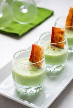 These green pea soup shots with crisp bacon strips will make a solid impression on your entourage. Chorizo Appetizer, Soup Shots, Elegant Recipes, Quick Appetizer Recipes, Green Pea Soup, Baked Teriyaki Chicken, Bacon Appetizers, Baked Bacon, Quick And Easy Appetizers