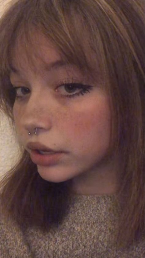 Pretty People With Piercings, Cute Septum Piercing Aesthetic, Peircings Women Septum, Nose Piercing Septum Aesthetic, People With Septum Piercings, Septum Aesthetic Grunge, Y2k Makeup, Make Up Inspo, Edgy Makeup