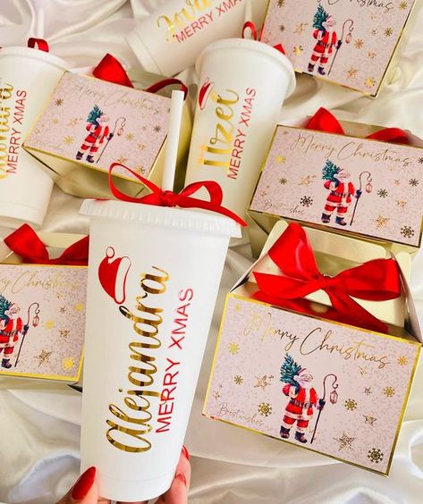 Regalarium on Instagram: "Perfect match🥰🎅🏻🤩❤️🎄 Vaso Starbucks + Lunchbox grande✨ Pide tus detalles personalizados para tus posadas, fiestas, cumpleaños y todo tipo de evento☺️💫 Recuerda agendar tu pedido con anticipación por WhatsApp 6681912606📱❤️☃️" Plastic Cup Vinyl Ideas, Cricut Xmas Projects, Christmas Gift Cricut Ideas, Cricut Xmas Gift Ideas, Christmas Gifts Made With Cricut, Cricut Holiday Projects, Cricut Gift Ideas Christmas, Ideas Regalos Navidad, Christmas Cricut Ideas