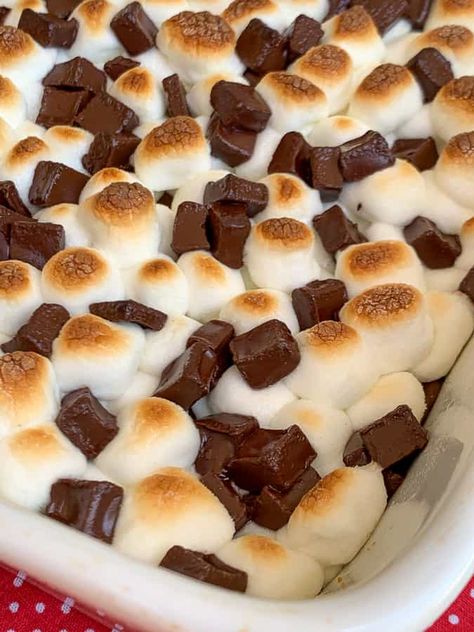 Toasted marshmallows and dark chocolate chunks on smores bars Easy Smores Bars, Popcorn Bar Recipes, Smores Cheesecake, Chocolate Covered Marshmallow, Smores Bars, Chocolate Chip Marshmallow Cookies, Easy Smores, Easy Dessert Bars, Marshmallow Bars