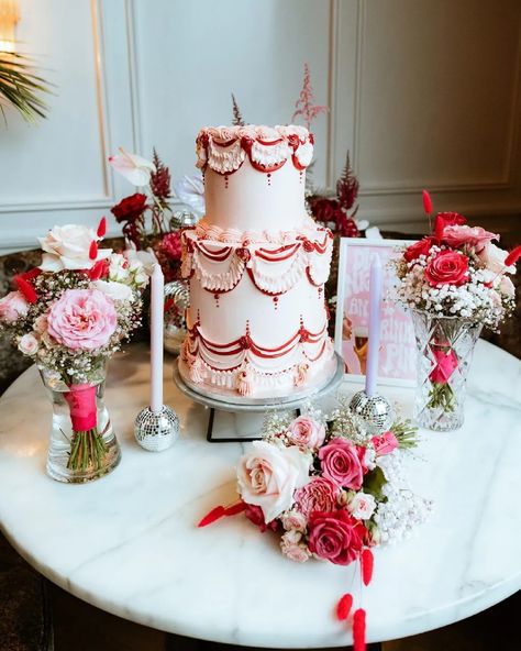 A little bit French neoclassical, a little Victorian and a little bit 80s, these Vintage-Inspired Lambeth Buttercream Wedding Cakes are one of our favourite 2024 Wedding Trends! 🍰✨ Click the link in our bio for more kitschy wedding cakes: https://brnw.ch/21wL8Sk Pic 1: @lila.cakeshop Pic 2: @sosacphoto Pic 3: @megankelly.studio Pic 4: @lila.cakeshop Pic 5: @yassmina.cakes #onefabday #LambethButtercreamWeddingCakes # kitschyweddingcakes #caketrends #weddingcake Kitschy Wedding, Buttercream Wedding Cakes, 2024 Wedding Trends, Wedding Planning Boards, Retro Diy, French Neoclassical, Pink Wedding Cake, Buttercream Wedding Cake, Las Vegas Elopement