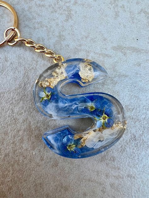 Beautiful blue resin keychain with real dry flowers and golden details. Resin tuorials on my insta @creative.bec #resin #reisnart #handmade #aesthetic #tutorial #instagram #epoxy #keychain #forgetmenot Blue Resin Keychain, Aesthetic Tutorial, Epoxy Keychain, Handmade Aesthetic, Resin Keychain, Resin Clay, Dry Flowers, Clean Girl, Blue Glitter