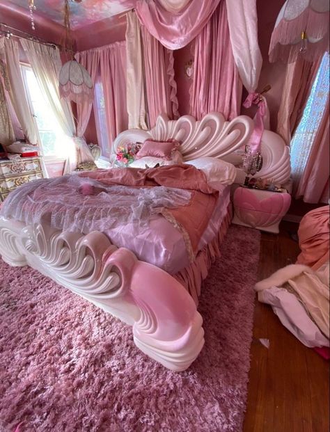 Pink Fancy Bedroom, Diy Photo Set Up Backdrop Ideas, Pink Mansion Bedroom, 80s Bedframe, Barbiecore Room Decor, Barbiecore House Decor, Barbie Inspired Room Decor, Aclove Bedroom, Pink Princess Aesthetic Room