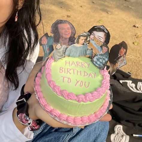 Harry Styles Bday Gift, Harry Styles Inspired Birthday Cake, Harry Birthday Cake, Harry Styles 21st Birthday Sign, Birthday Cakes Harry Styles, Harry Styles Cakes Ideas, Harry Styles Themed Birthday Cake, 1d Birthday Cake, Harry Styles Cake Aesthetic