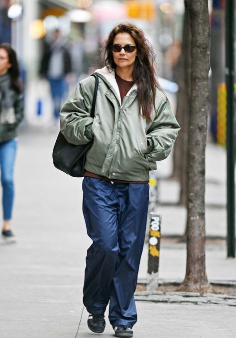 Katie Holmes in a Green Olive Rain Jacket and Navy Blue Rain Pants in NYC 02/27/2024, Katie Holmes Style, Outfits, Clothes and Latest Photos. Olive Green Jacket Outfits, Katie Holmes Outfits, Robin Outfit, Green Jacket Outfit, Katie Holmes Style, Navy Blue Outfit, New York People, Olive Green Jacket, Fashion Inspiration Board